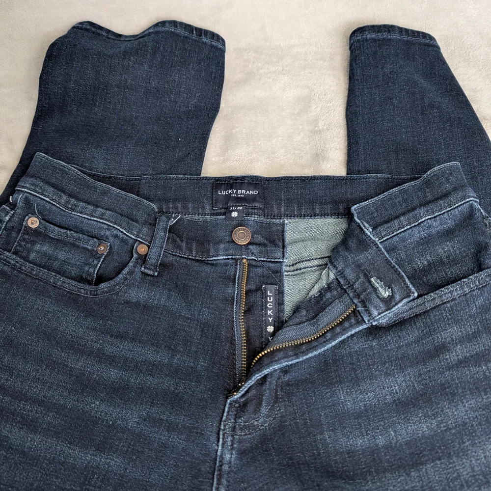 Lucky Brand 410 Athletic Straight Jeans Mens 31x32 Dark Wash Button Fly Stretch - Picture 2 of 10